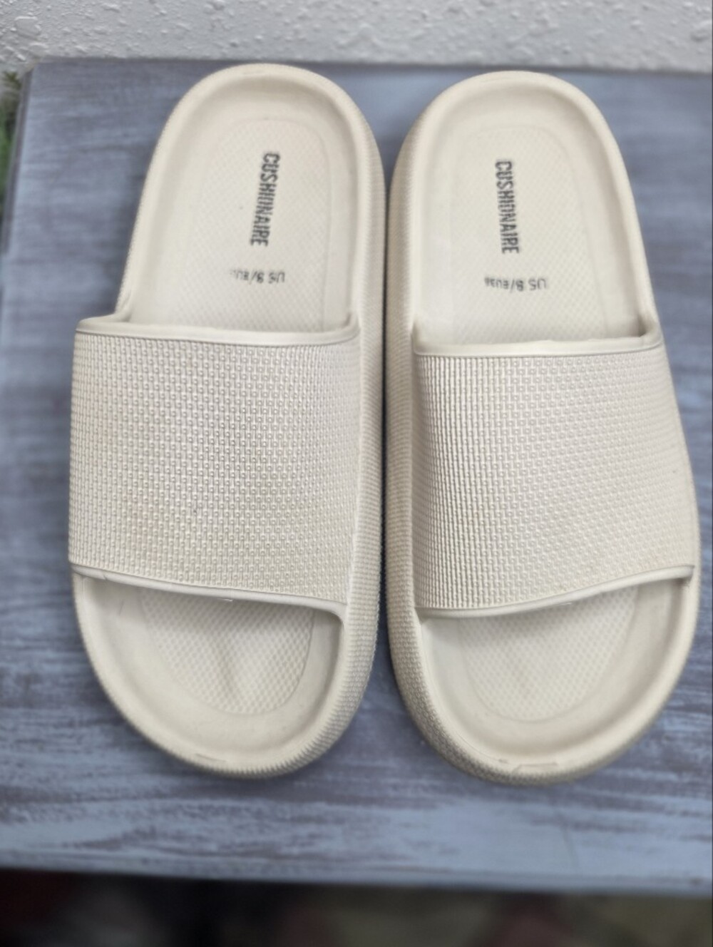 Cushionaire Cream Slide Sandals Womens Size 8